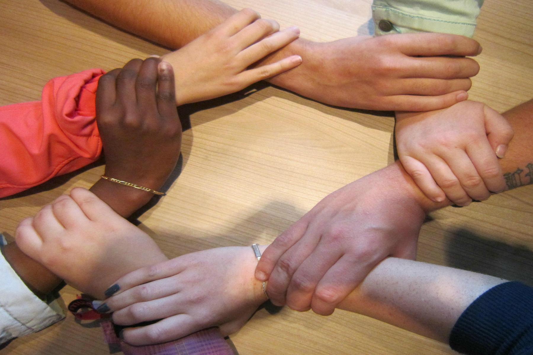 k1600_circleofhands2-1800x1200